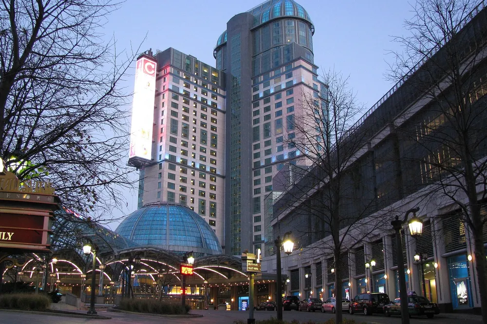 Tour et dôme du Fallsview Casino Resort au crépuscule